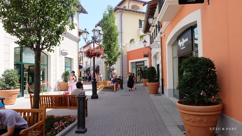 義大利 米蘭｜Serravalle Designer Outlet 。火車與接駁交通方式