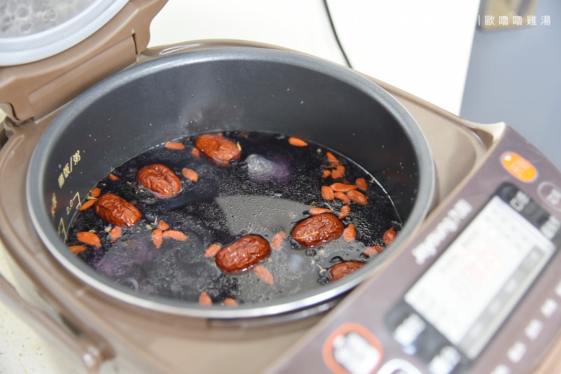 【養身食譜】電鍋煲湯：黑枸杞黑豆養身雞湯（補氣雞湯）