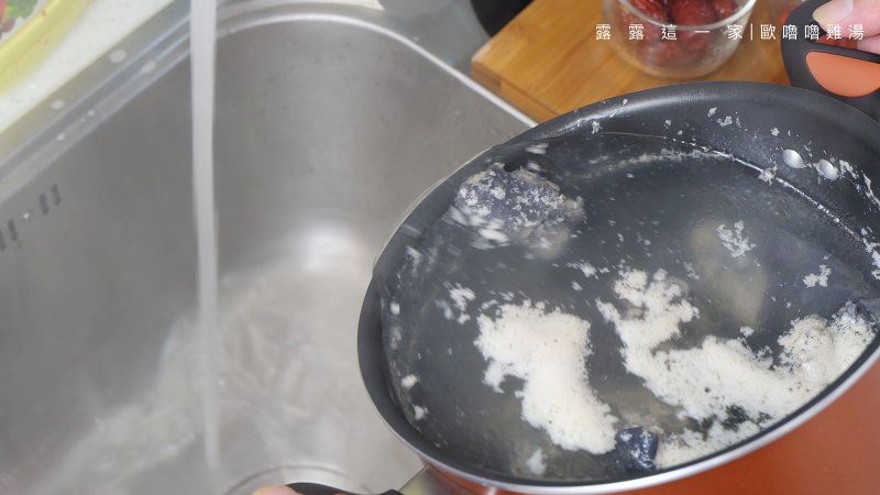 【養身食譜】電鍋煲湯：黑枸杞黑豆養身雞湯（補氣雞湯）