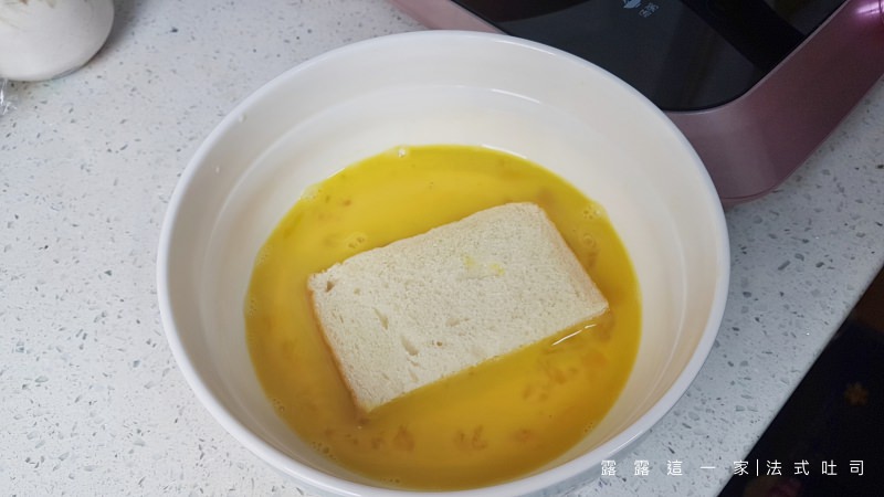 【早餐食譜】法式吐司｜簡易版法式吐司。好喜歡沾滿蛋汁的吐司