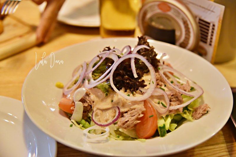 奧地利自由行 維也納美食餐廳推薦｜美景宮旁超熱門餐廳，平價美味的Salm Bräu豬肋排