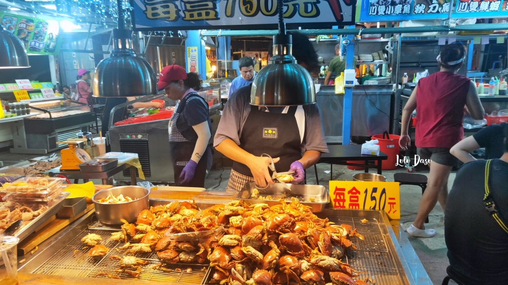 淡水新居民的閒晃｜意外發現八里隱藏版美食：夜市小吃·無名百元現蒸螃蟹・吃的太滿足啦！