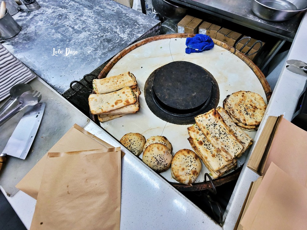 杭州濱江區美食｜大餅油條：手工炒麵無敵美味・蔥燒餅梅乾肉燒餅前軟厚脆 讓人一吃停不下來呀！