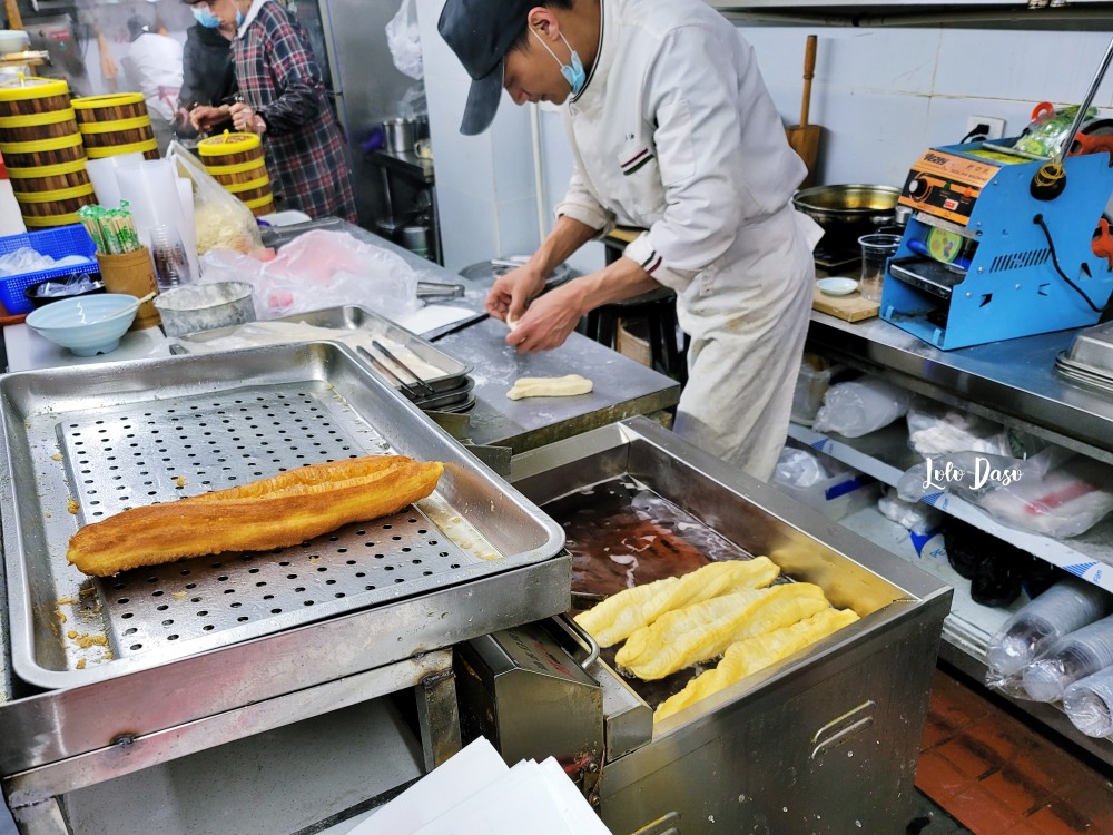 杭州濱江區美食｜大餅油條：手工炒麵無敵美味・蔥燒餅梅乾肉燒餅前軟厚脆 讓人一吃停不下來呀！