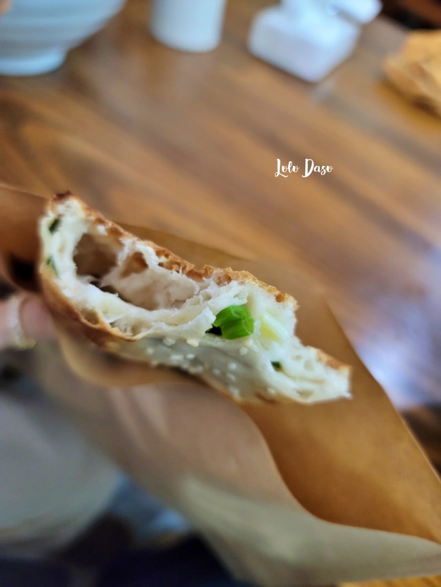 杭州濱江區美食｜大餅油條：手工炒麵無敵美味・蔥燒餅梅乾肉燒餅前軟厚脆 讓人一吃停不下來呀！