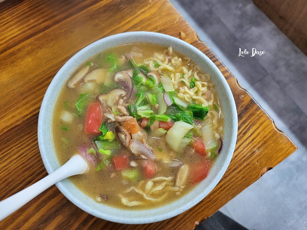 杭州濱江區美食｜大餅油條：手工炒麵無敵美味・蔥燒餅梅乾肉燒餅前軟厚脆 讓人一吃停不下來呀！