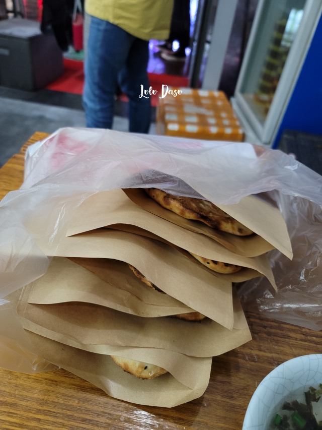 杭州濱江區美食｜大餅油條：手工炒麵無敵美味・蔥燒餅梅乾肉燒餅前軟厚脆 讓人一吃停不下來呀！