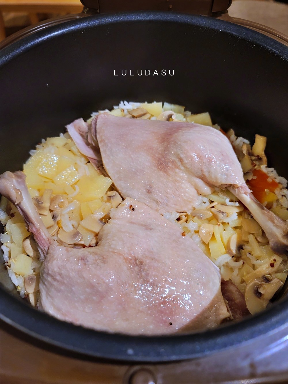 懶人食譜｜一鍋到底超美味鹹鴨腿蒸飯・一顆蕃茄飯的進階版·超級簡單又營養的美味餐呀