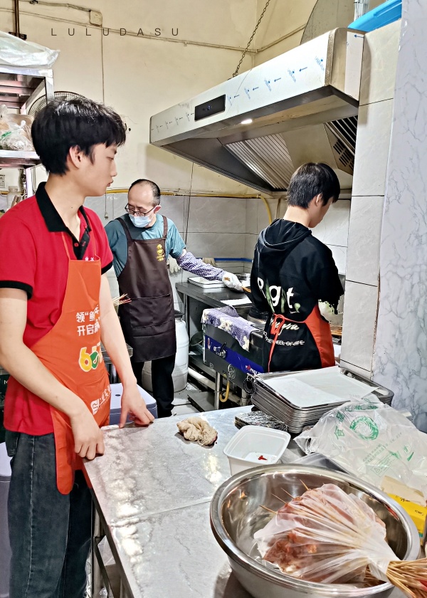 四川樂山美食｜打卡樂山小吃熱門炸串店：棣爸炸串・去演員王鶴棣家吃炸串啦！